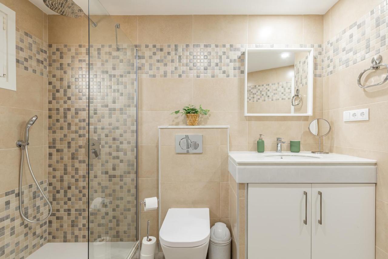 Modern Apartment Steps From The Beach Торрокс-Коста Экстерьер фото
